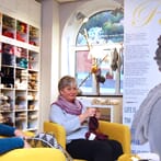 Strikkespesialisten på jernbanestasjonen