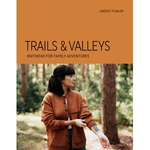 Trails & Valleys: Knitwear for Family Adventures av Lindsey