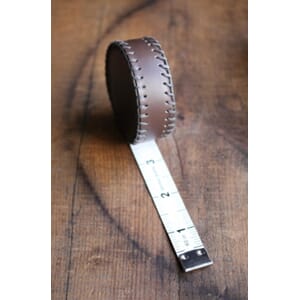 Målebånd i håndsydd lær - Espresso