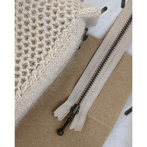 Petiteknit Zipper 28 cm - Sand